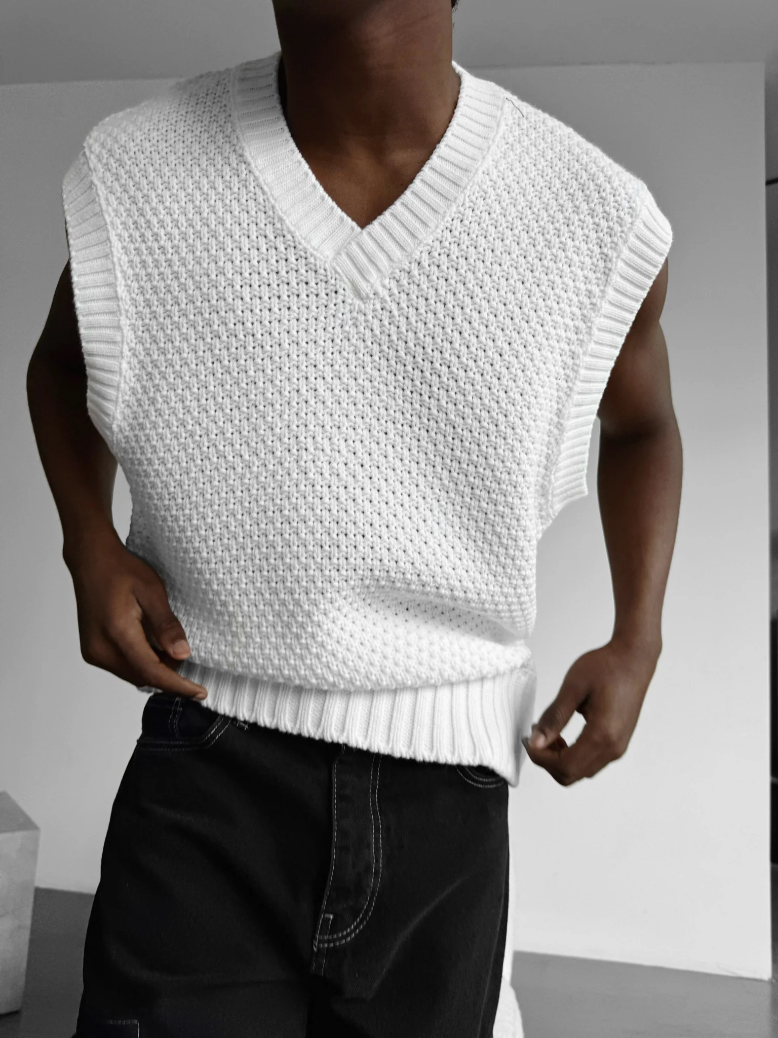 Loose Fit Knotted V Neck Pullunder - White - Image 2