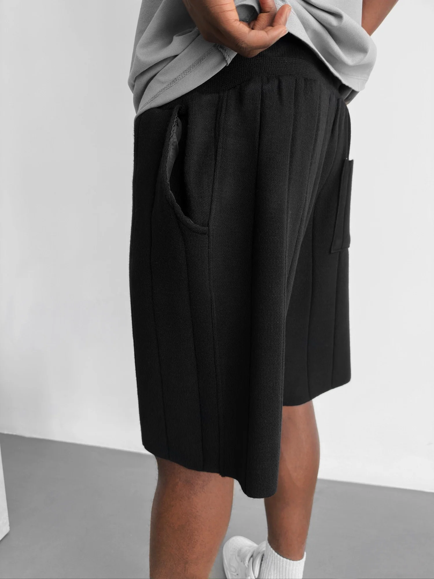 Loose Fit Line Knit Shorts - Black - Image 4