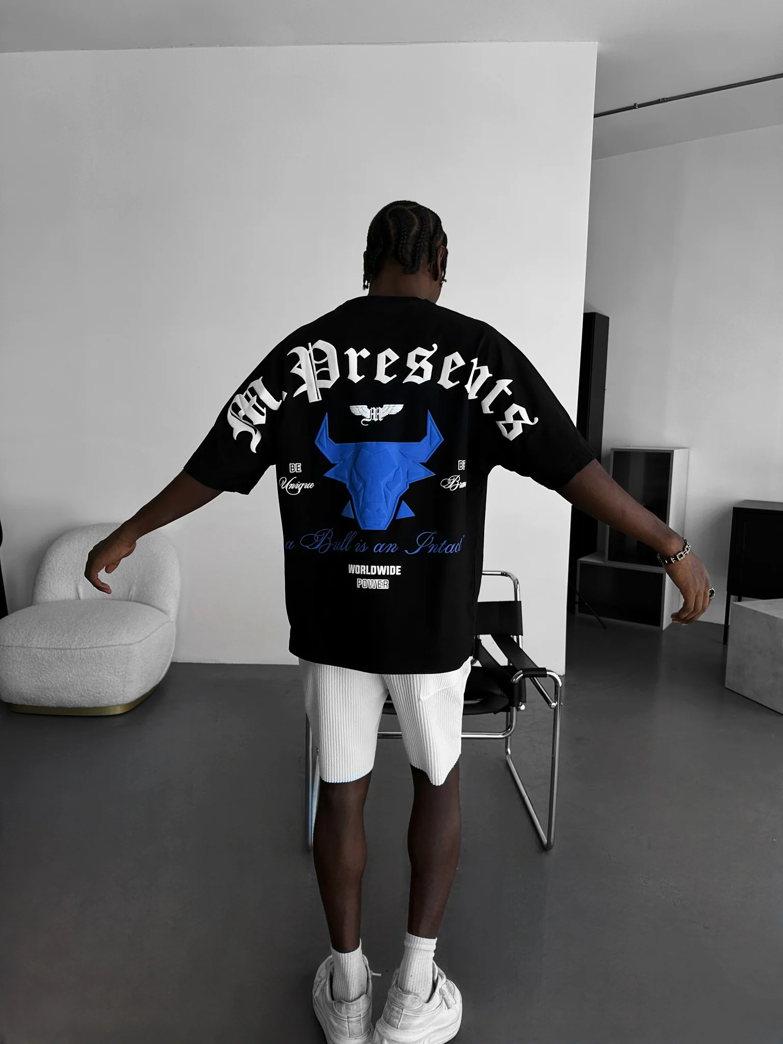Oversize Bull Worldwide T-shirt - Black and Saks