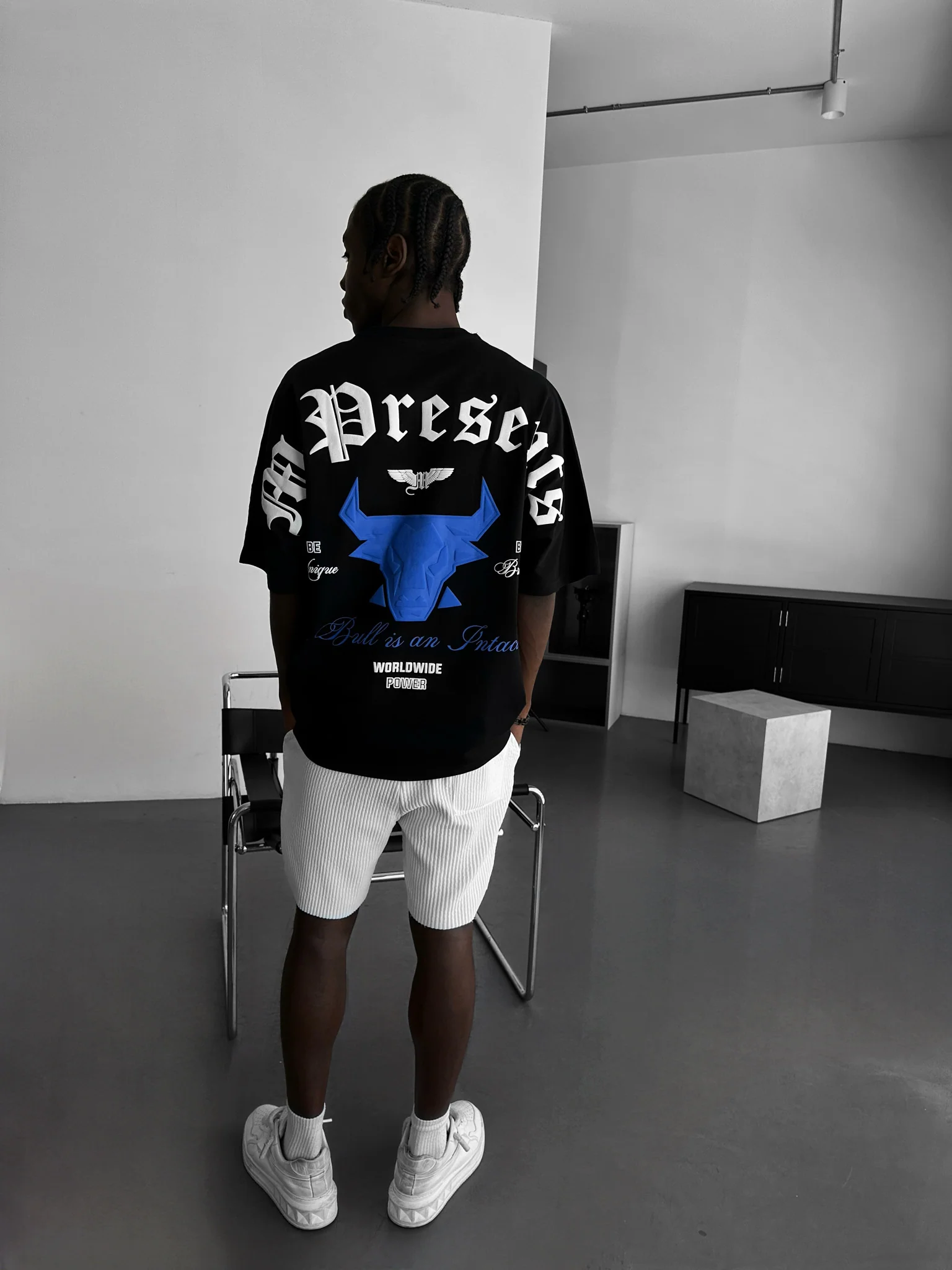 Oversize Bull Worldwide T-shirt - Black and Saks - Image 3