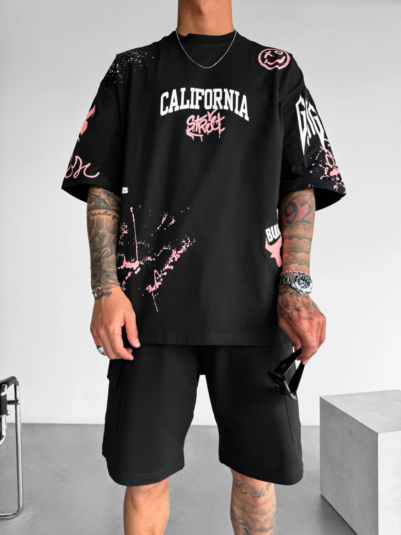 Oversize California Graffiti T-Shirt - Black and Pink - Image 3