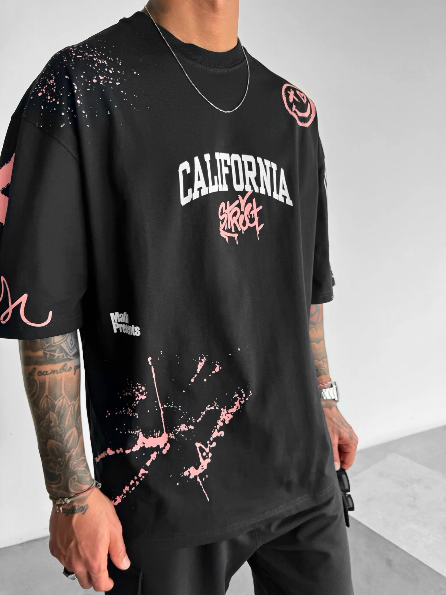 Oversize California Graffiti T-Shirt - Black and Pink - Image 4