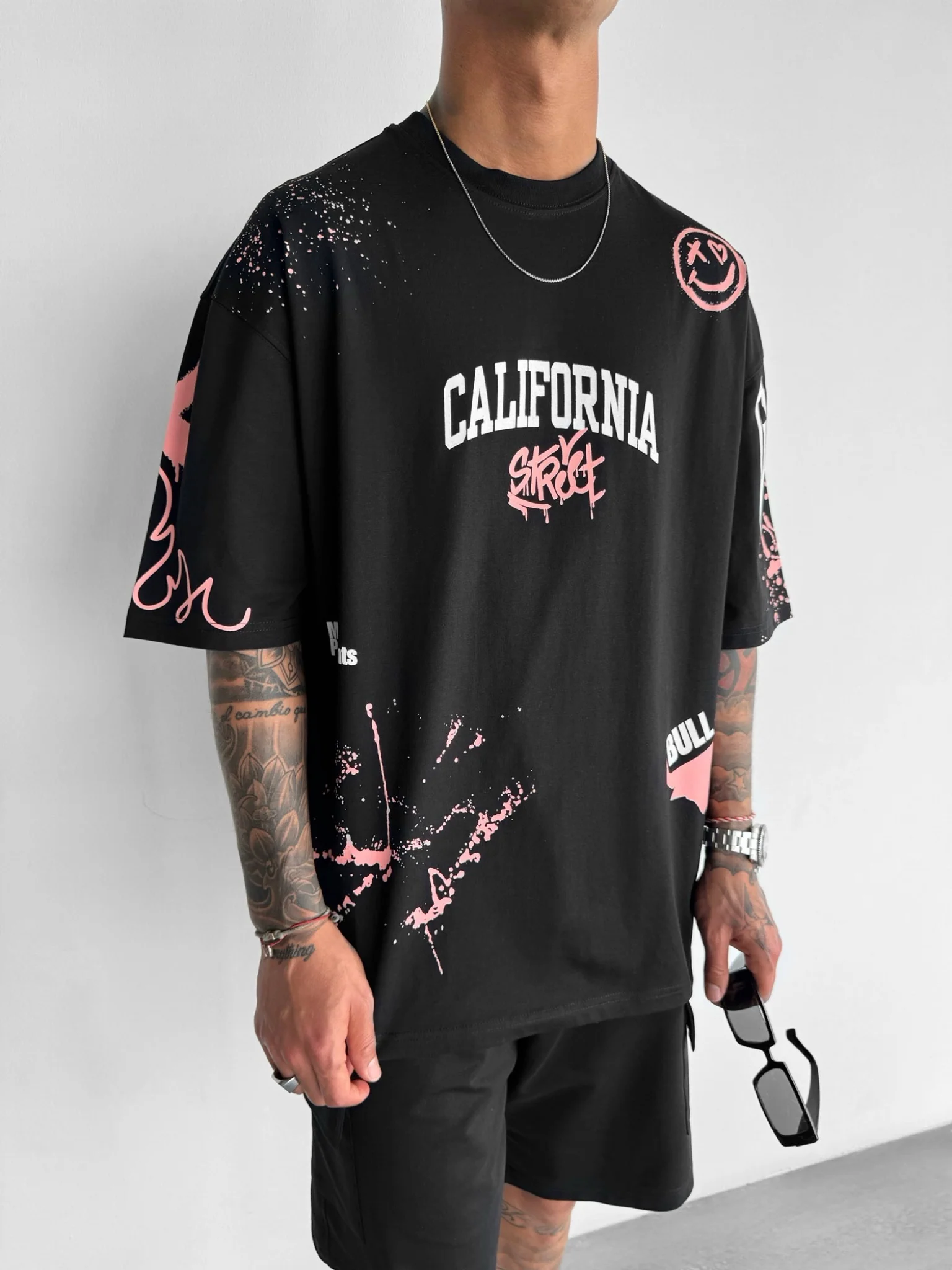 Oversize California Graffiti T-Shirt - Black and Pink - Image 5