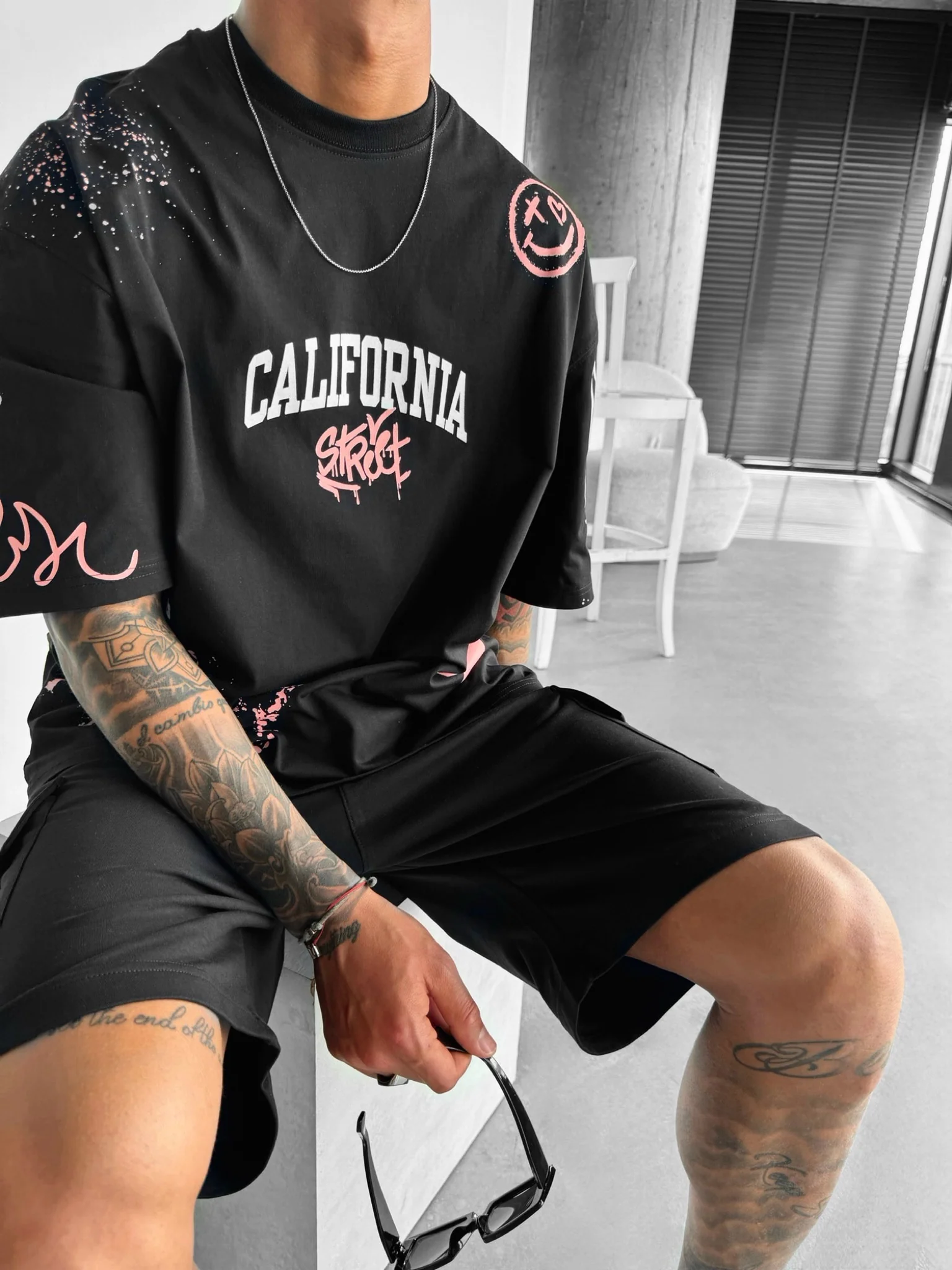 Oversize California Graffiti T-Shirt - Black and Pink - Image 8
