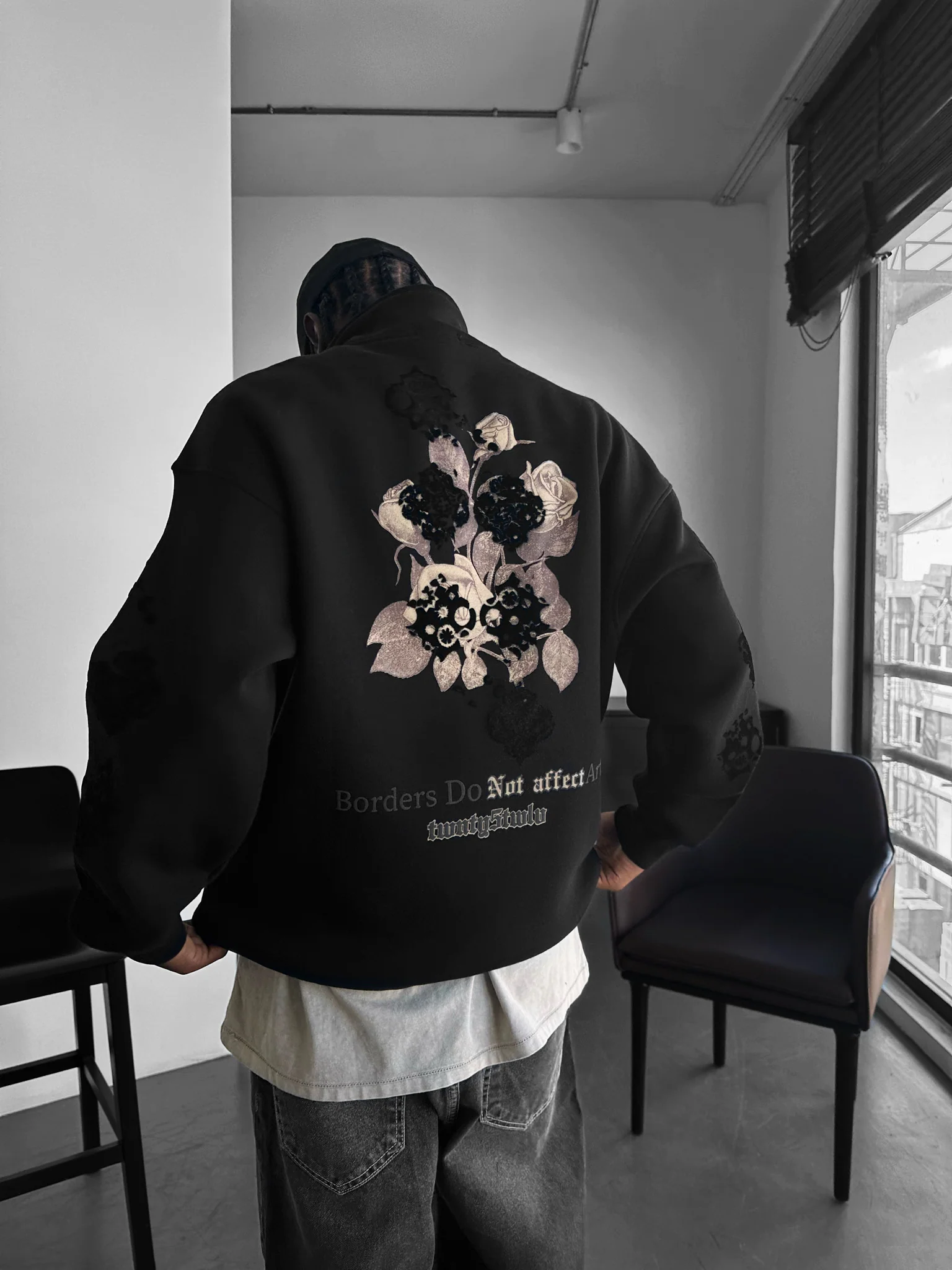 Oversize Half-Zip Graphic Sweatshirt - Black - Image 2