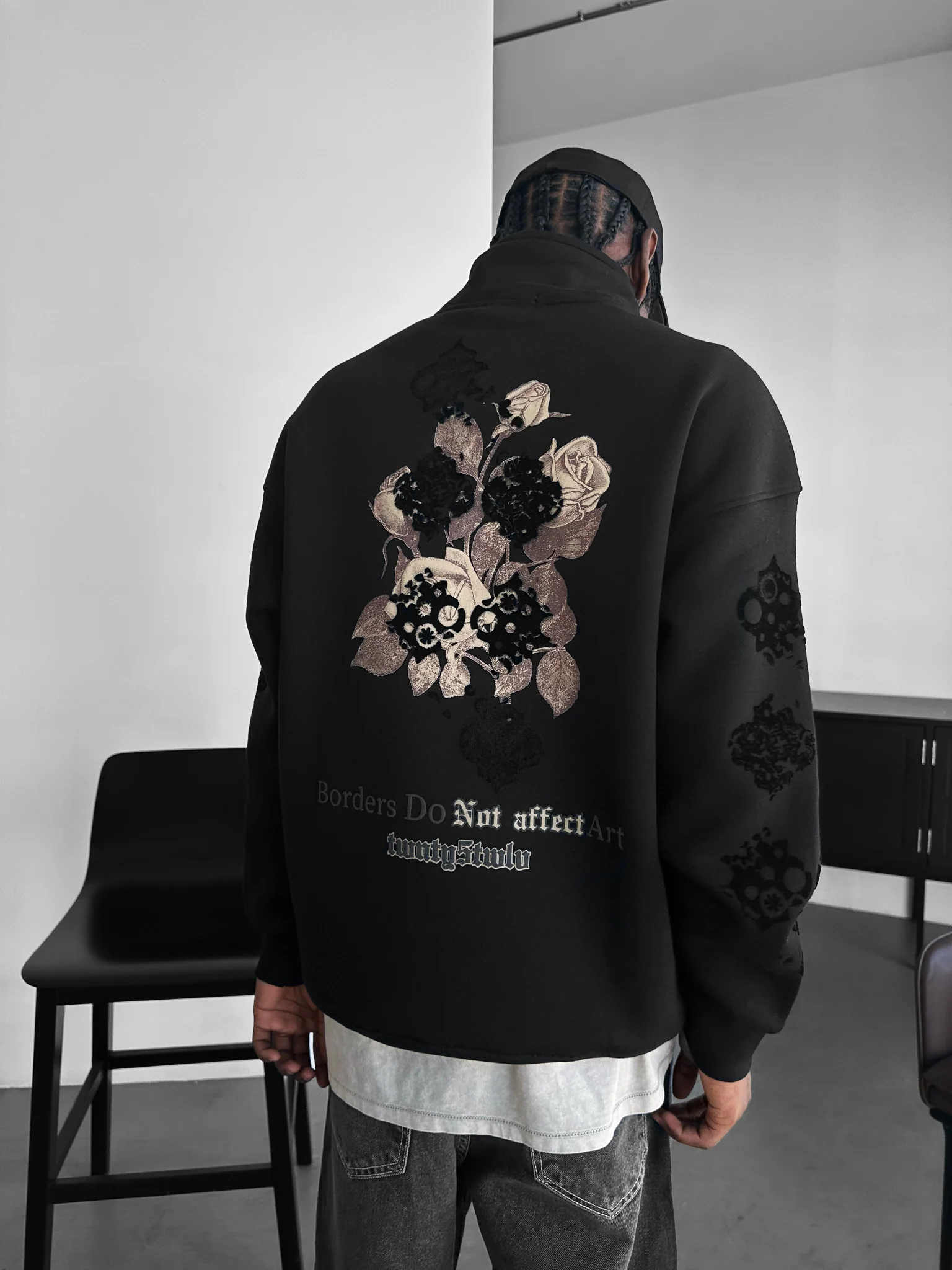 Oversize Half-Zip Graphic Sweatshirt - Black - Image 3