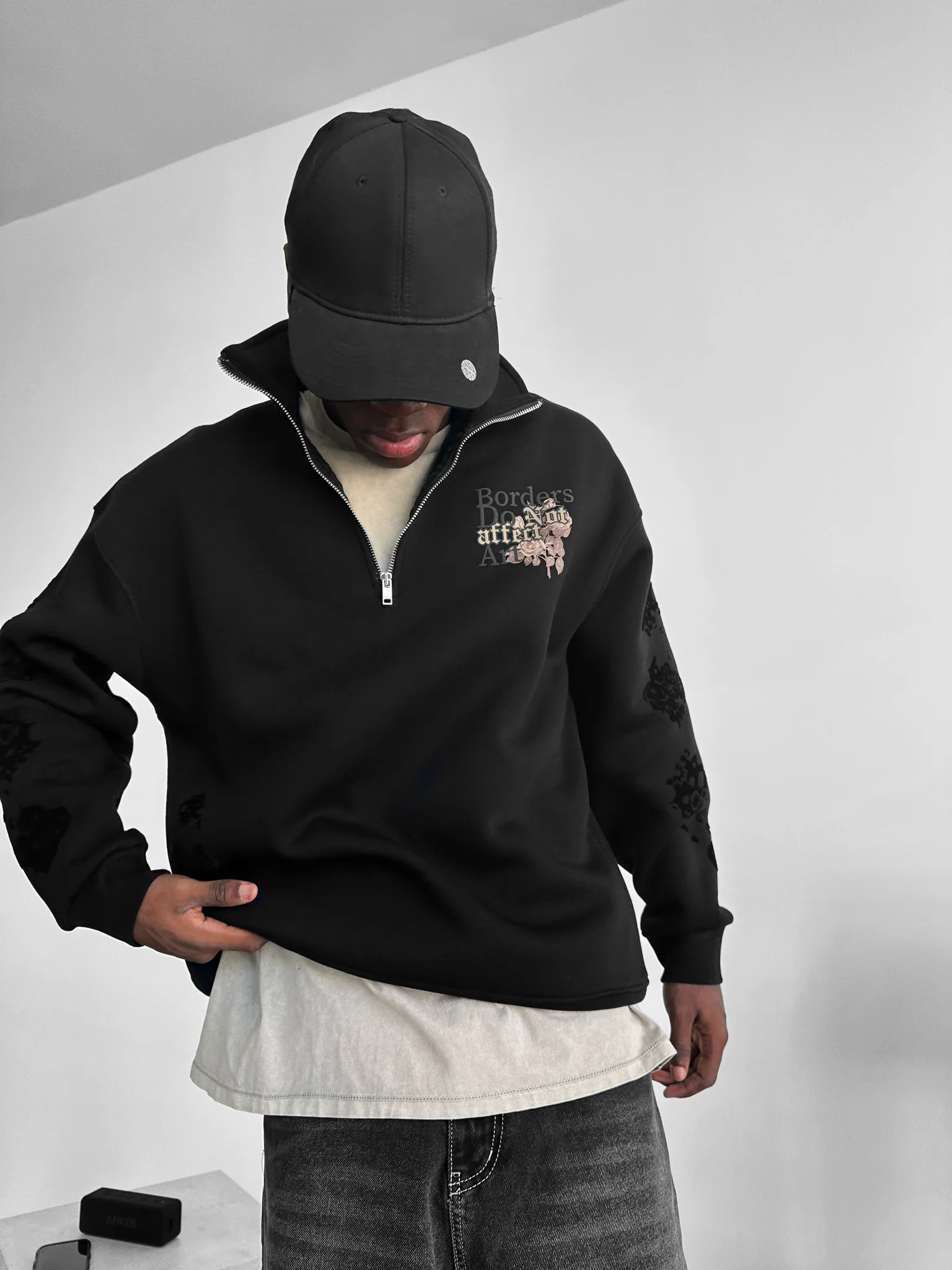 Oversize Half-Zip Graphic Sweatshirt - Black - Image 4