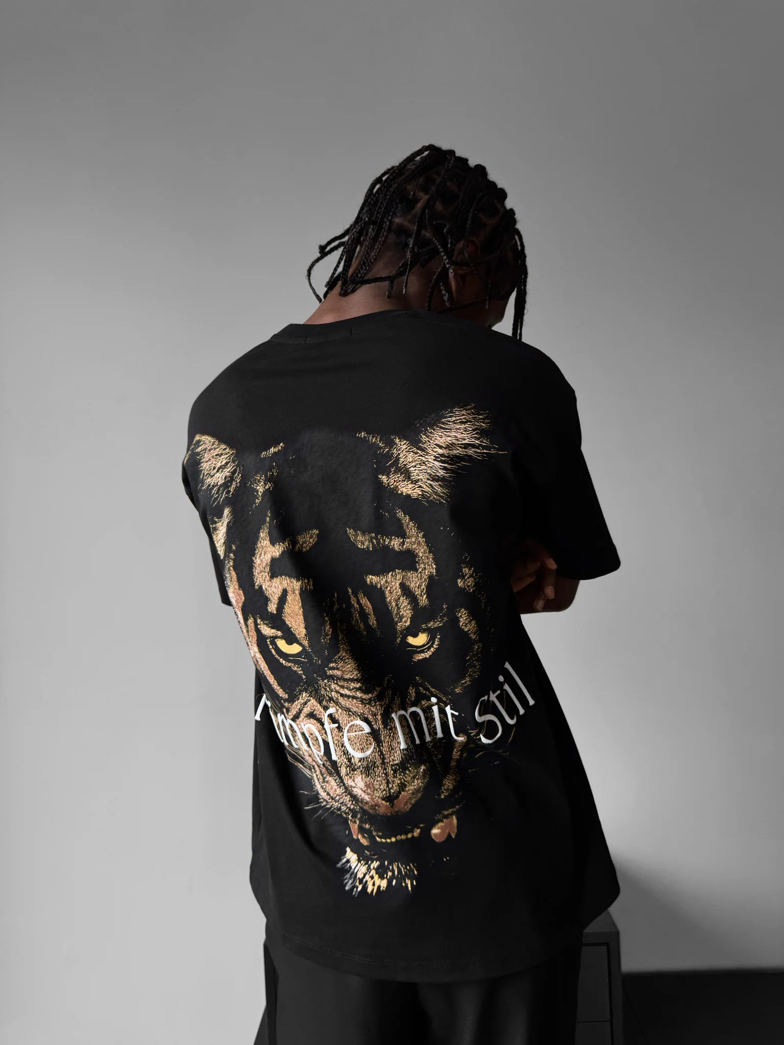 Oversize "Kämpfe mit Stil" T-Shirt - Black - Image 2