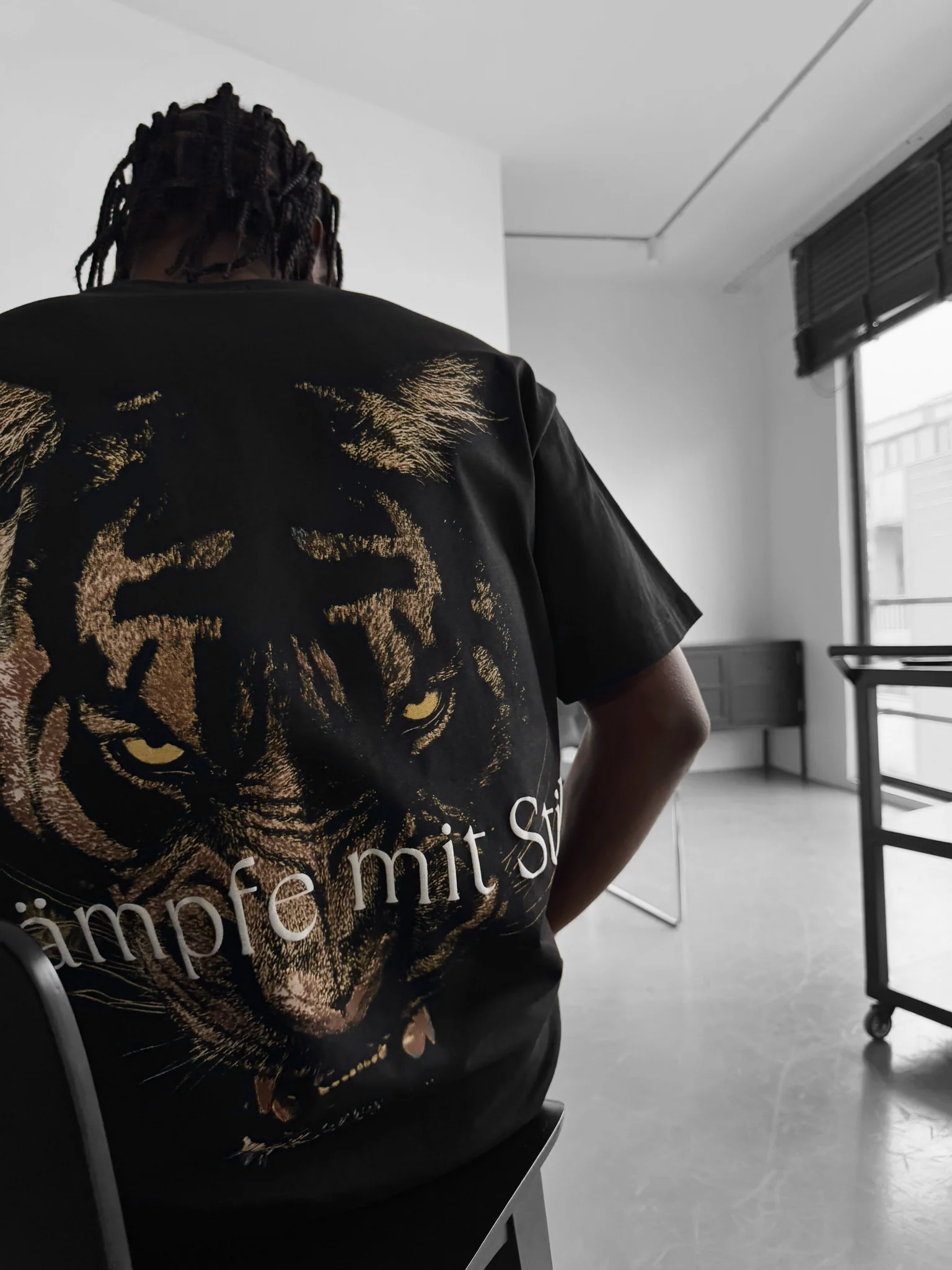 Oversize "Kämpfe mit Stil" T-Shirt - Black - Image 4