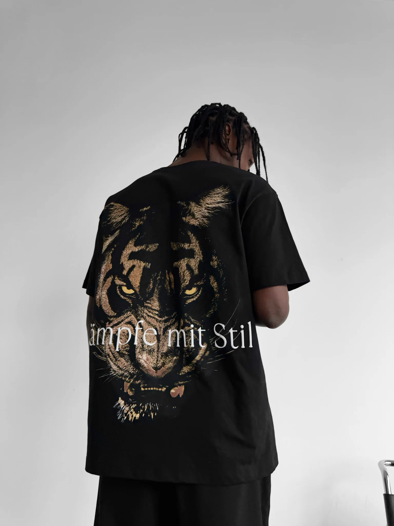 Oversize "Kämpfe mit Stil" T-Shirt - Black - Image 5
