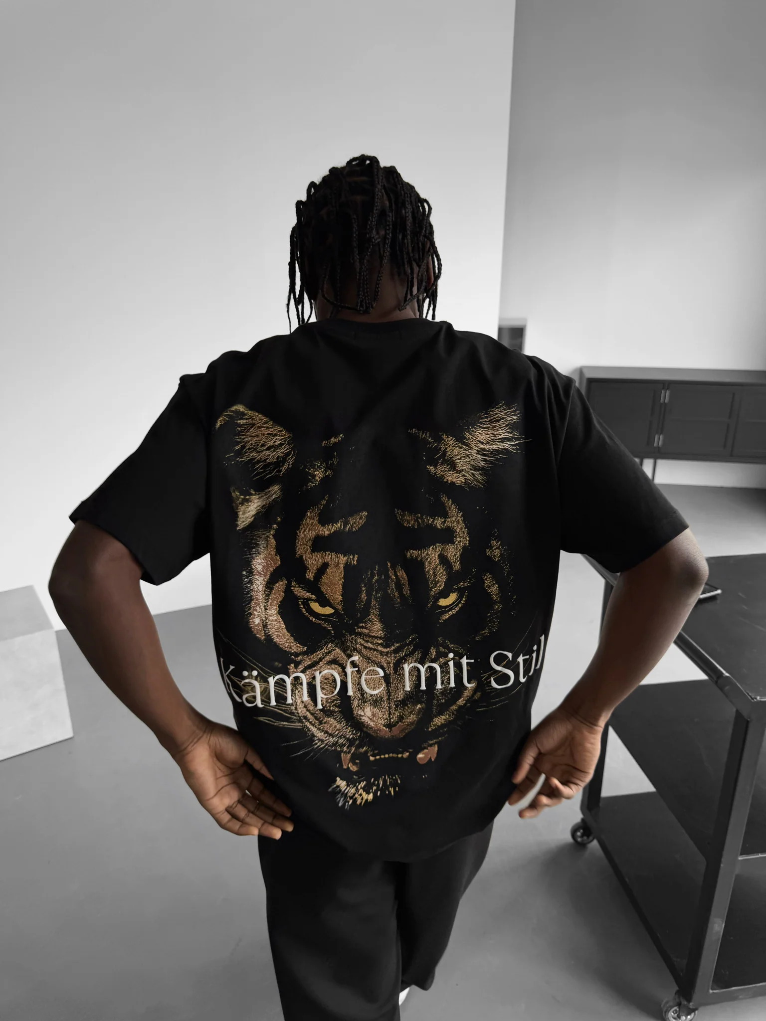 Oversize "Kämpfe mit Stil" T-Shirt - Black - Image 7