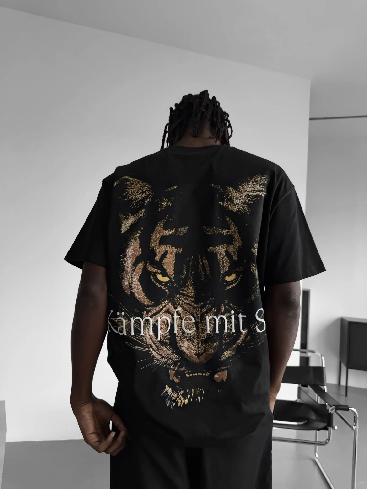 Oversize "Kämpfe mit Stil" T-Shirt - Black - Image 8
