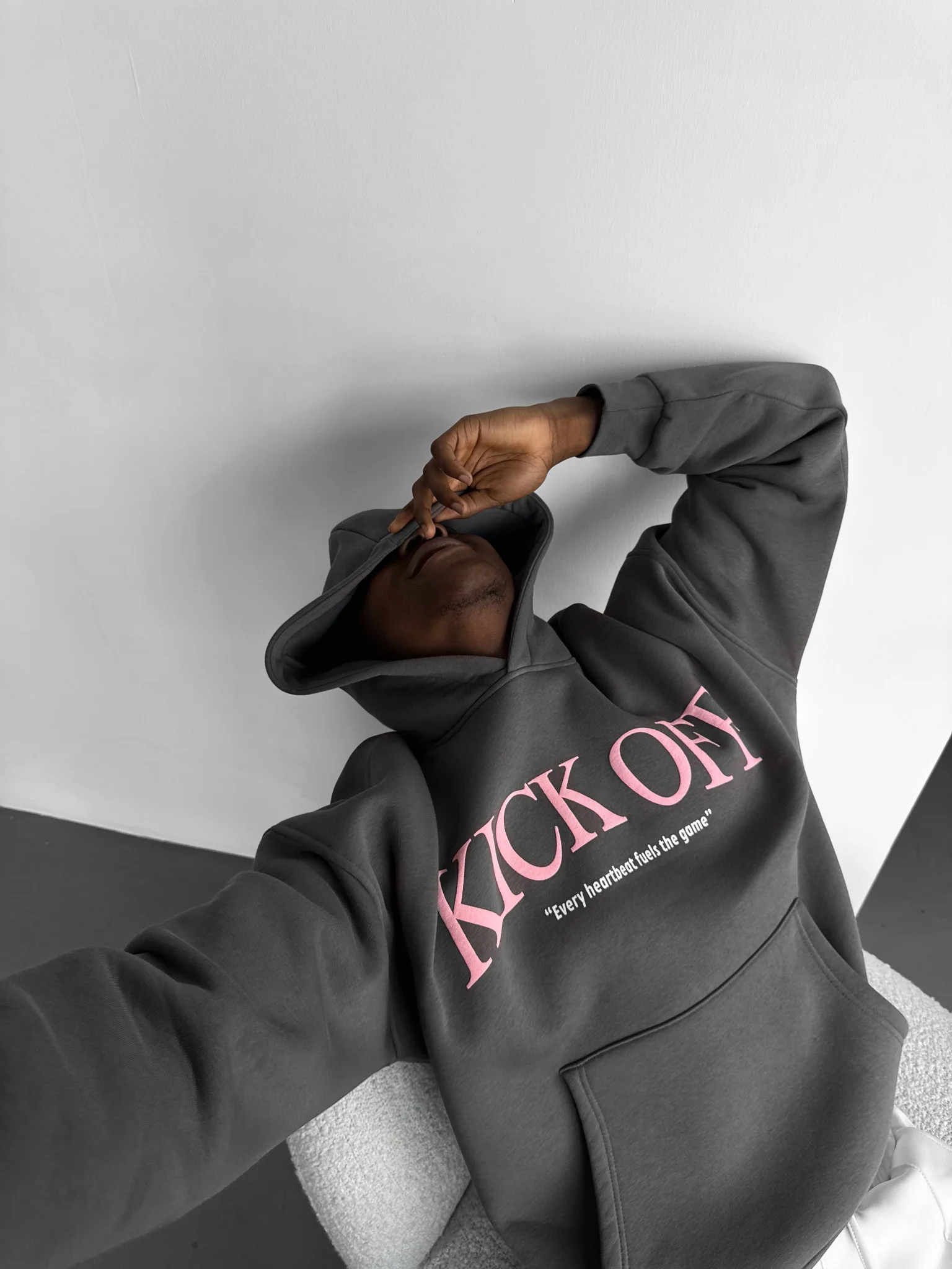 Oversize "KICK OFF" Hoodie - Anthracite - Image 4