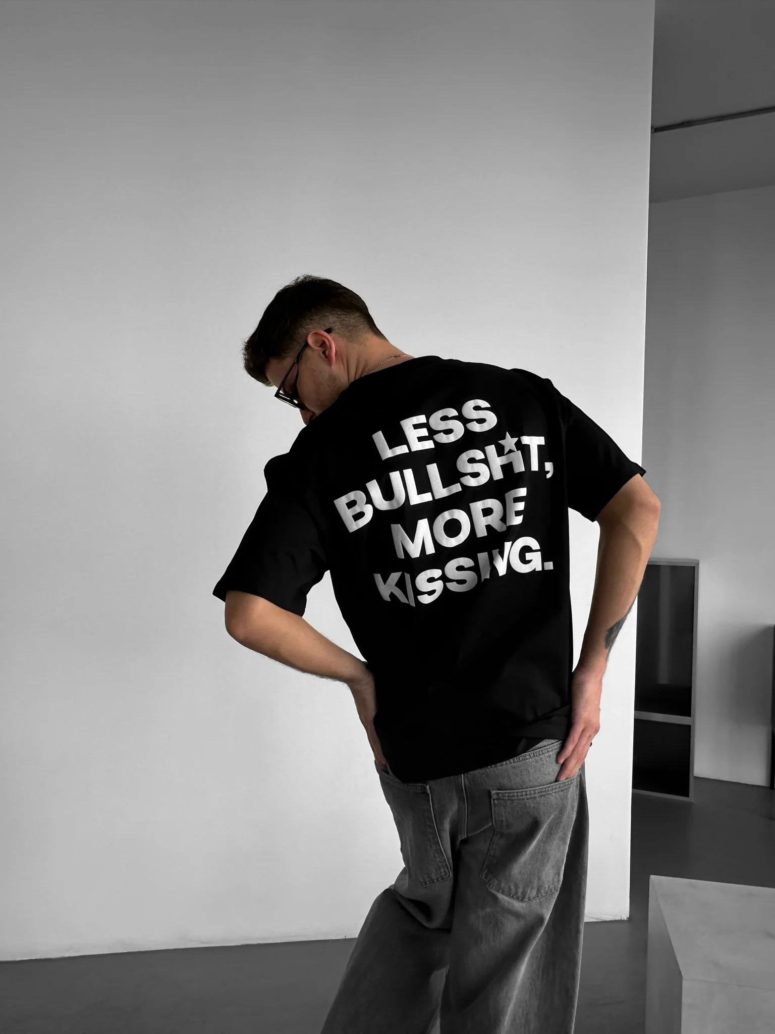 Oversize Kissing T-shirt - Black - Image 3