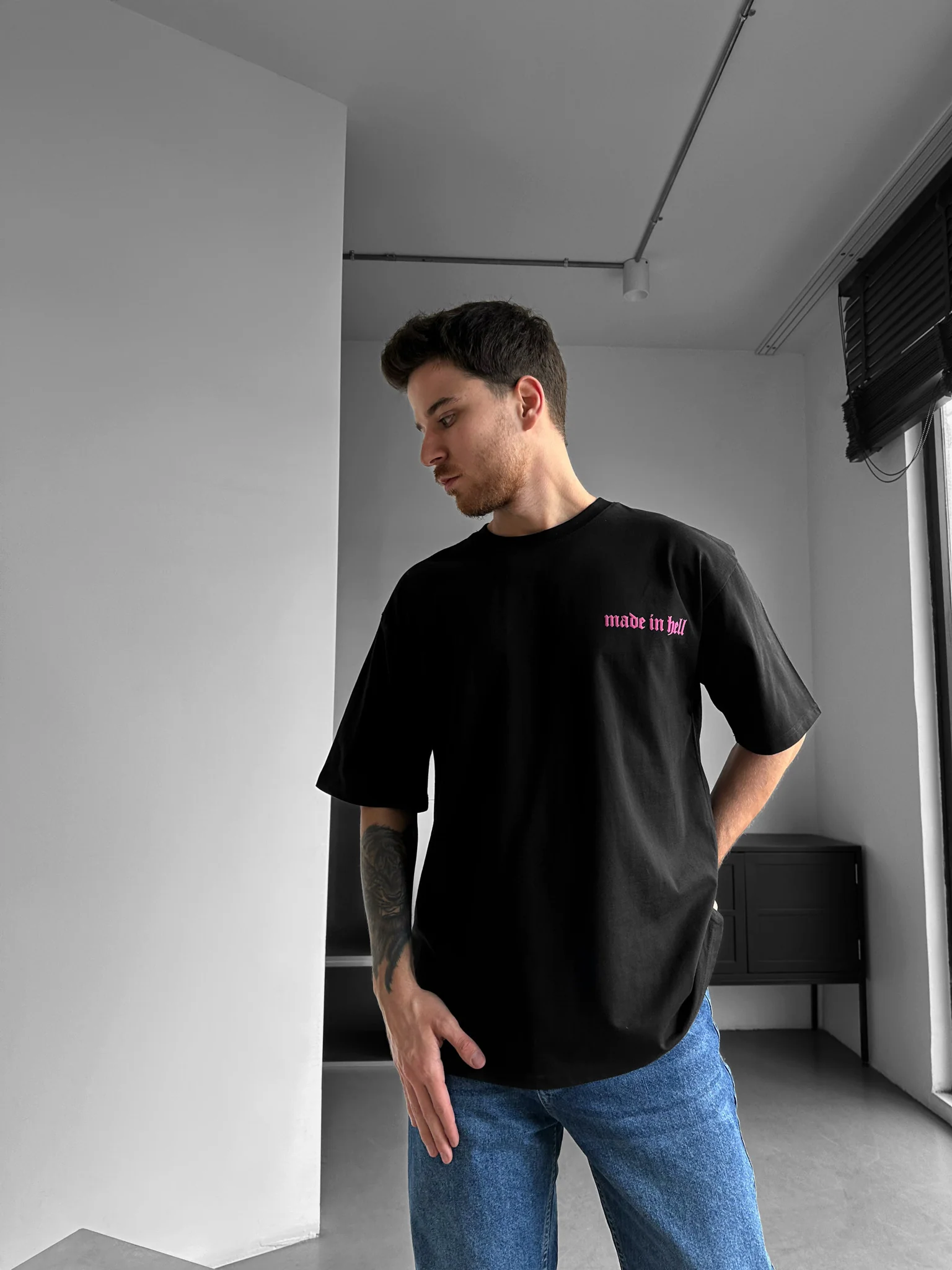 Oversize Made in Hell T-shirt - Black and Lila - Image 4