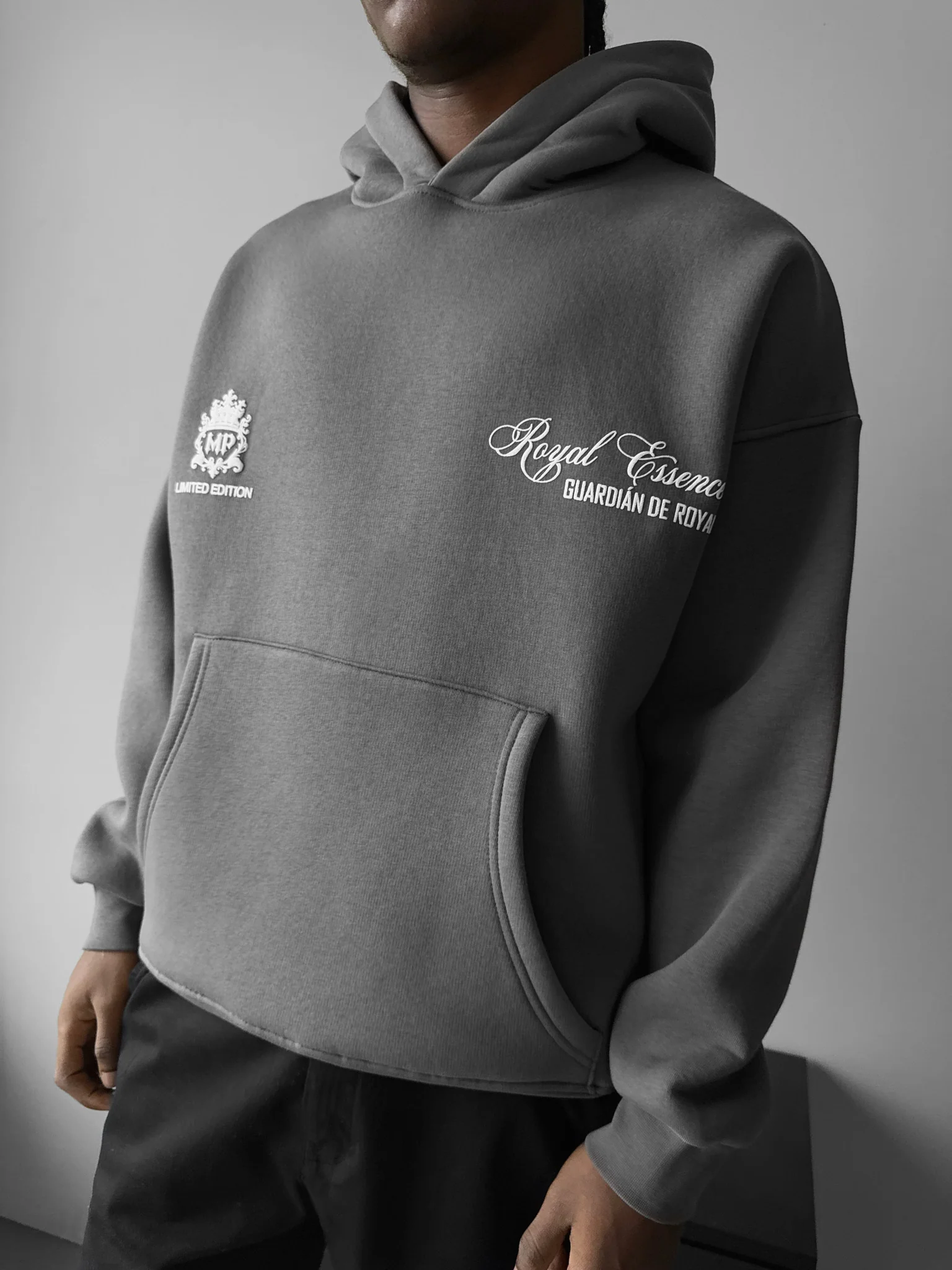 Oversize 'Royal Essence' Hoodie - Anthracite - Image 2