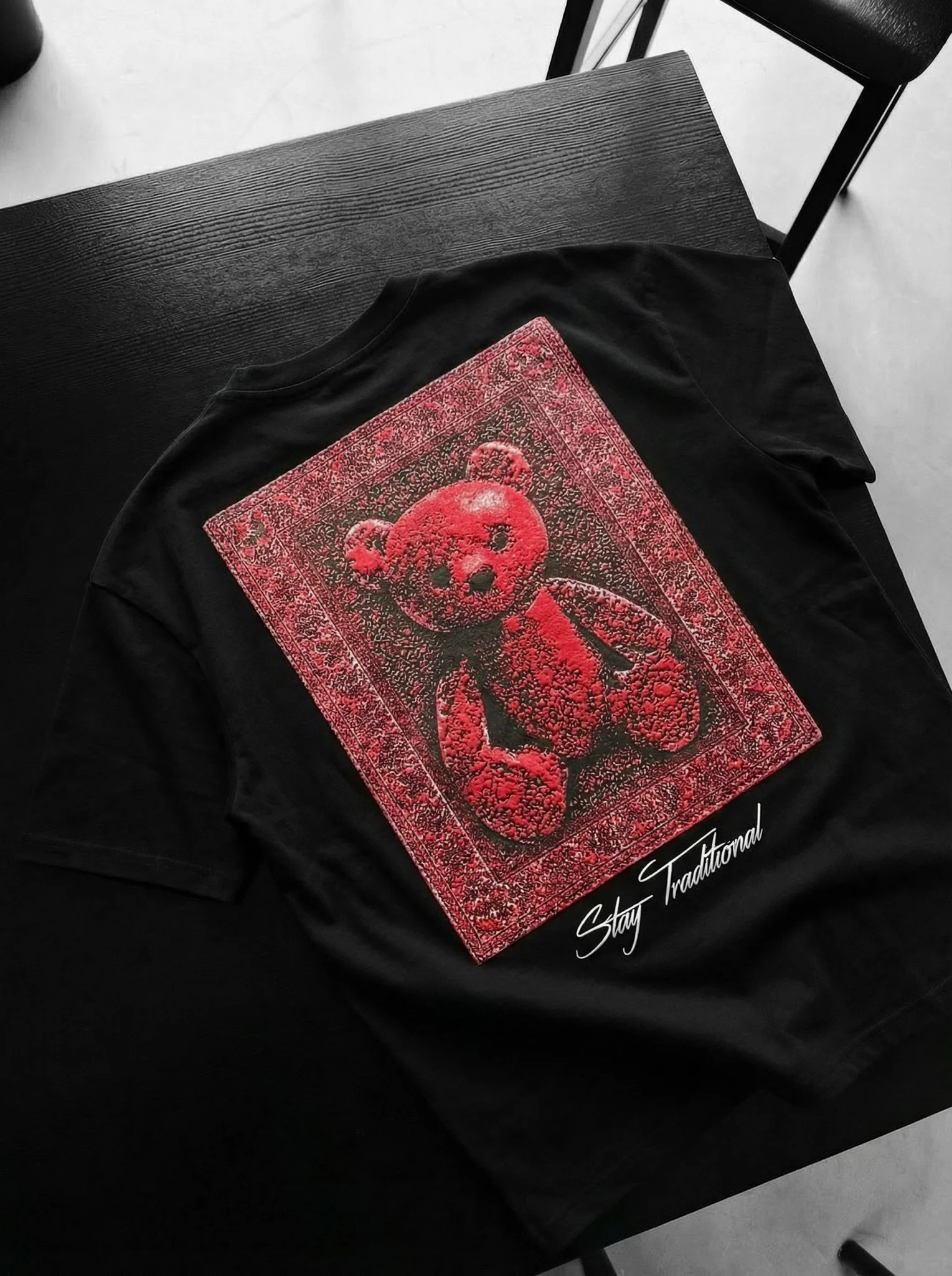 Oversize 'Stay Traditional' T-Shirt - Black and Red