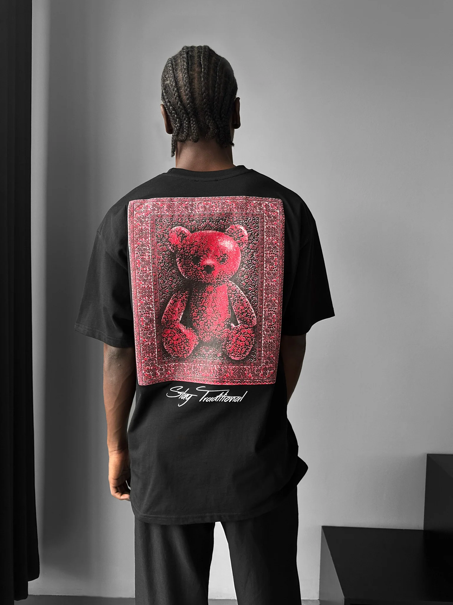 Oversize 'Stay Traditional' T-Shirt - Black and Red - Image 4