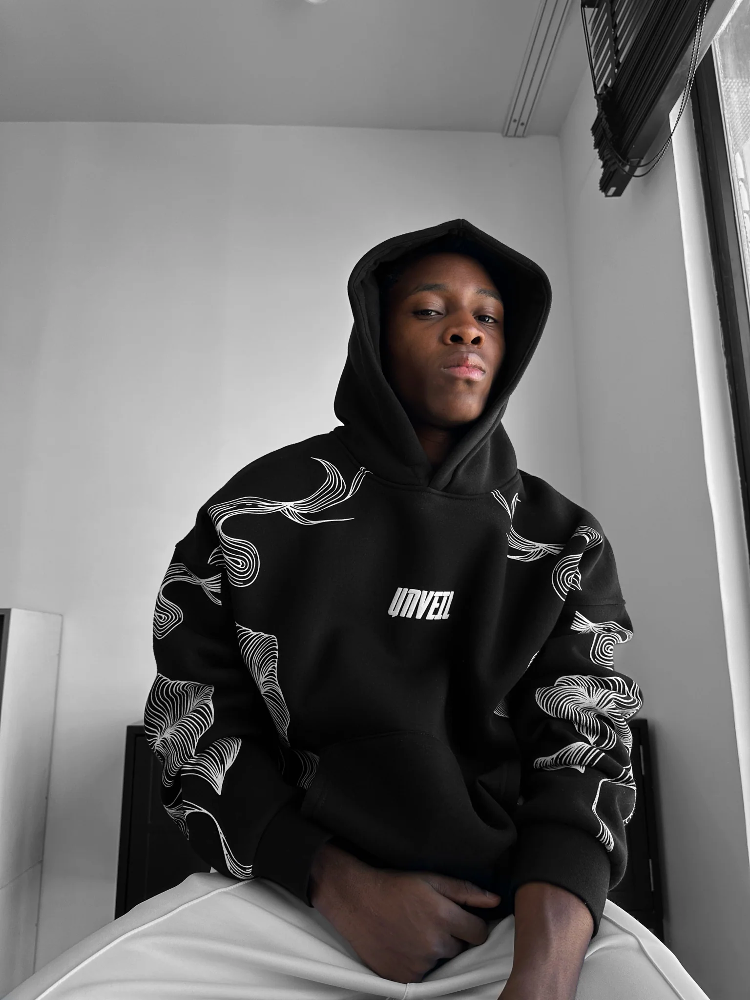 Oversize Unveil Hoodie - Black - Image 3