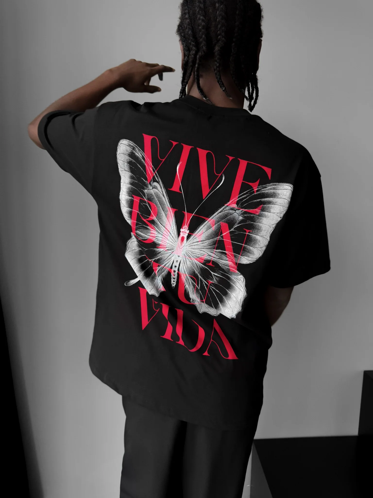 Oversize "Vive Bien Tu Vida" T-Shirt - Black and White - Image 4
