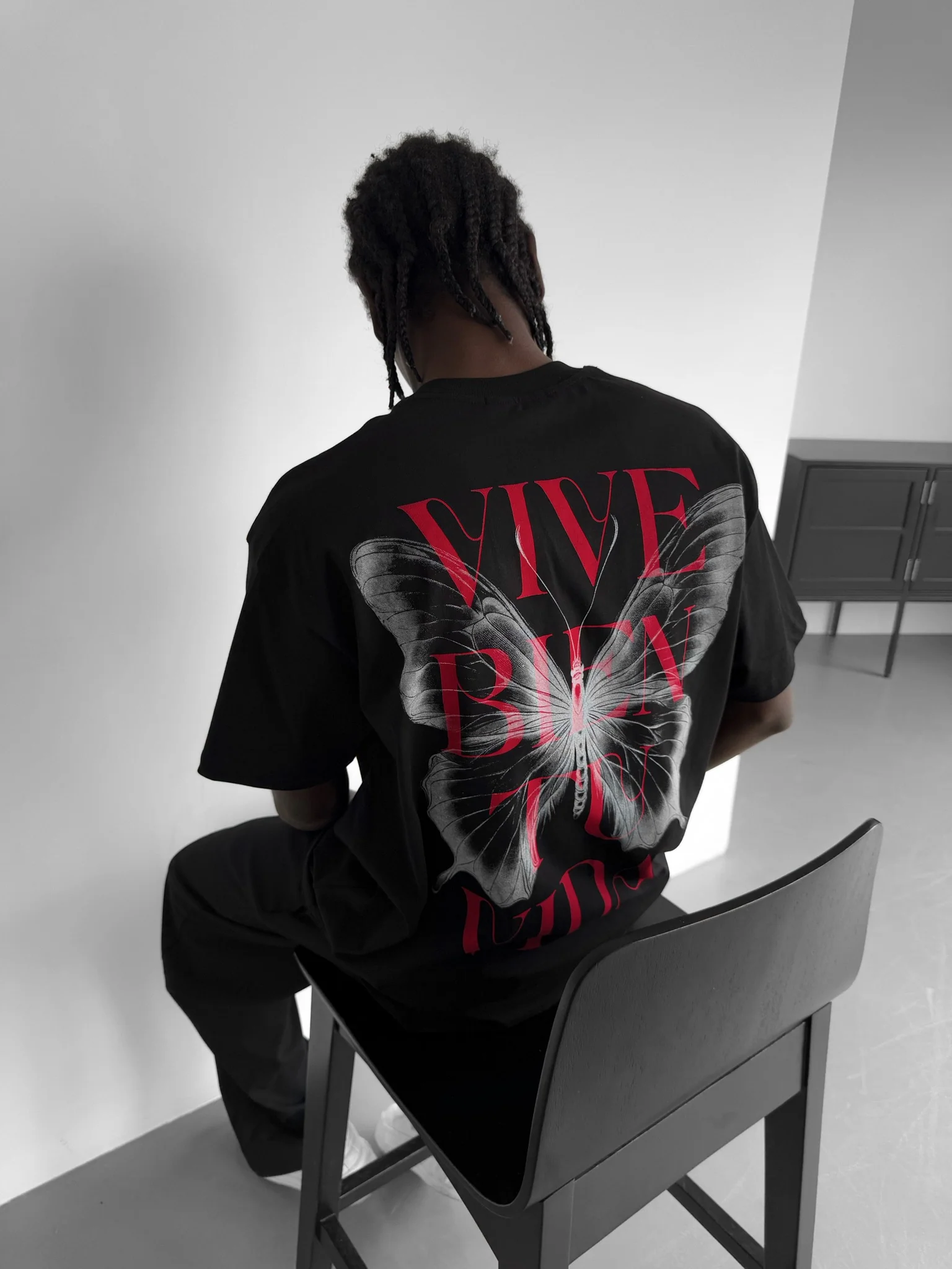 Oversize "Vive Bien Tu Vida" T-Shirt - Black and White - Image 5