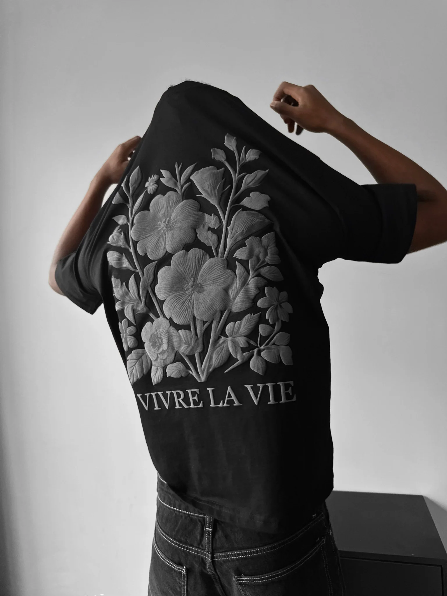 Oversize 'Vivre la Vie' T-Shirt - Black - Image 4