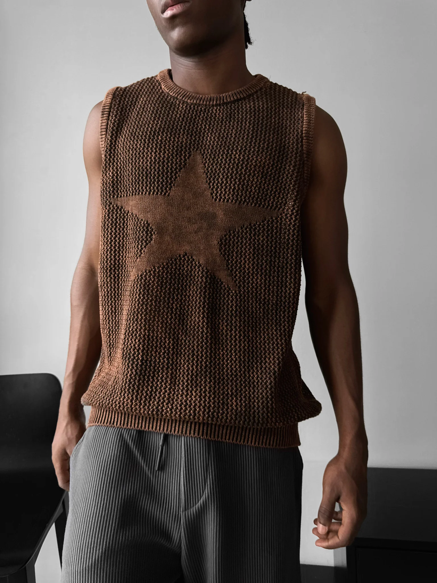 Oversize Washed Knit Star Tanktop - Brown - Image 2