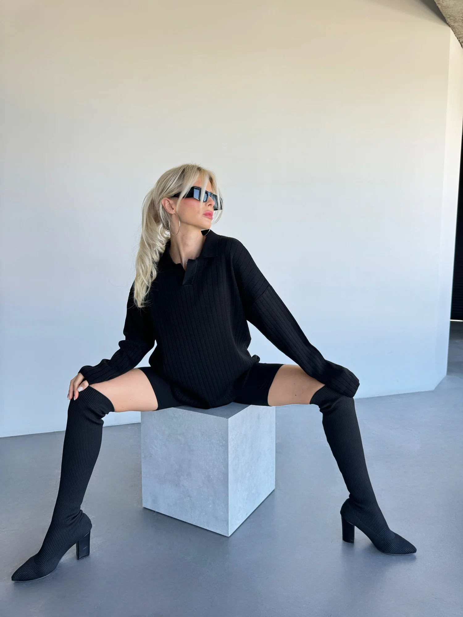 Oversize Wide Ribbed Long Arm Knit Polo Sweatshirt - Black - Image 4